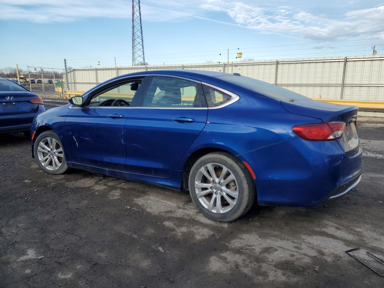 2015 Chrysler 200 Limited - Фото 2