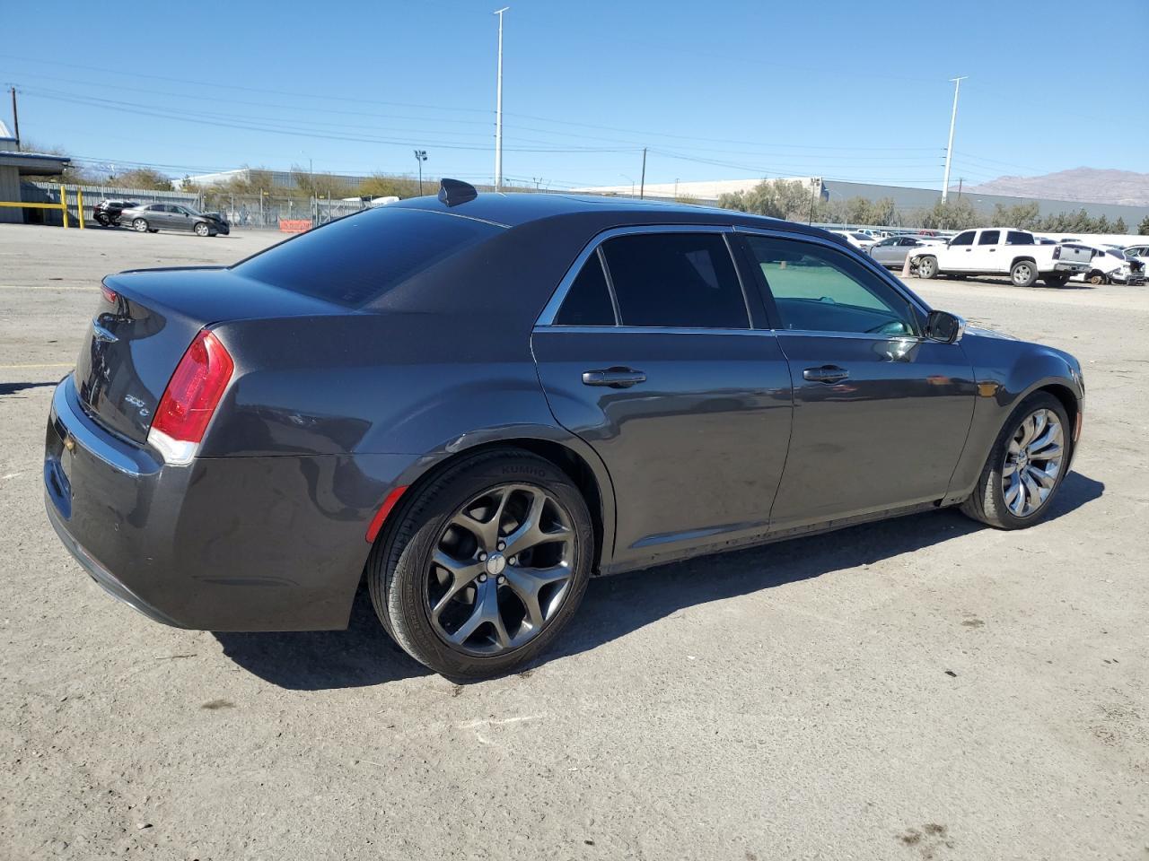 2017 Chrysler 300C - Фото 4