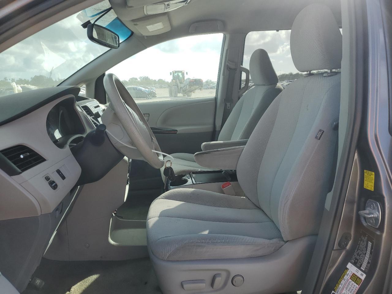 2011 Toyota Sienna Le - Фото 7