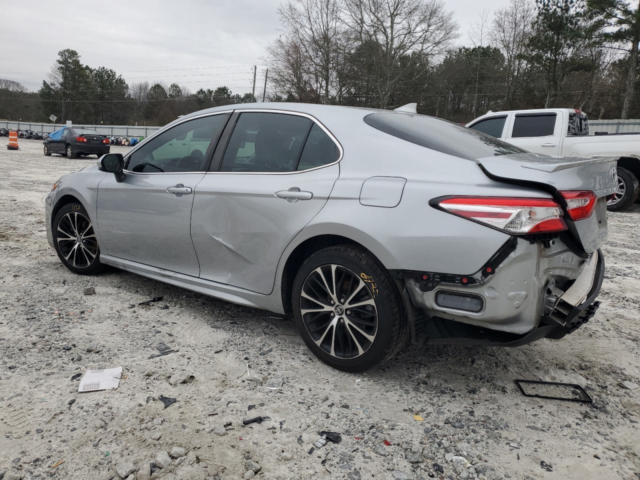 2020 Toyota Camry Se - Фото 2