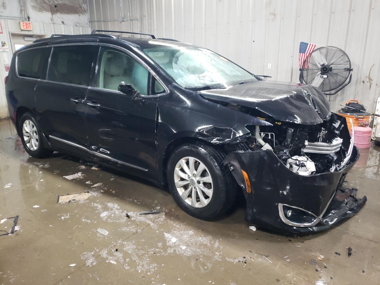 2017 Chrysler Pacifica Touring L - Фото 4