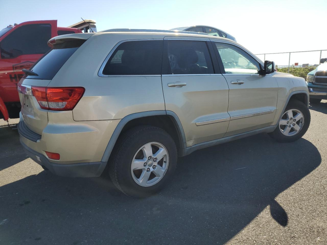 2011 Jeep Grand Cherokee Laredo - Image 3