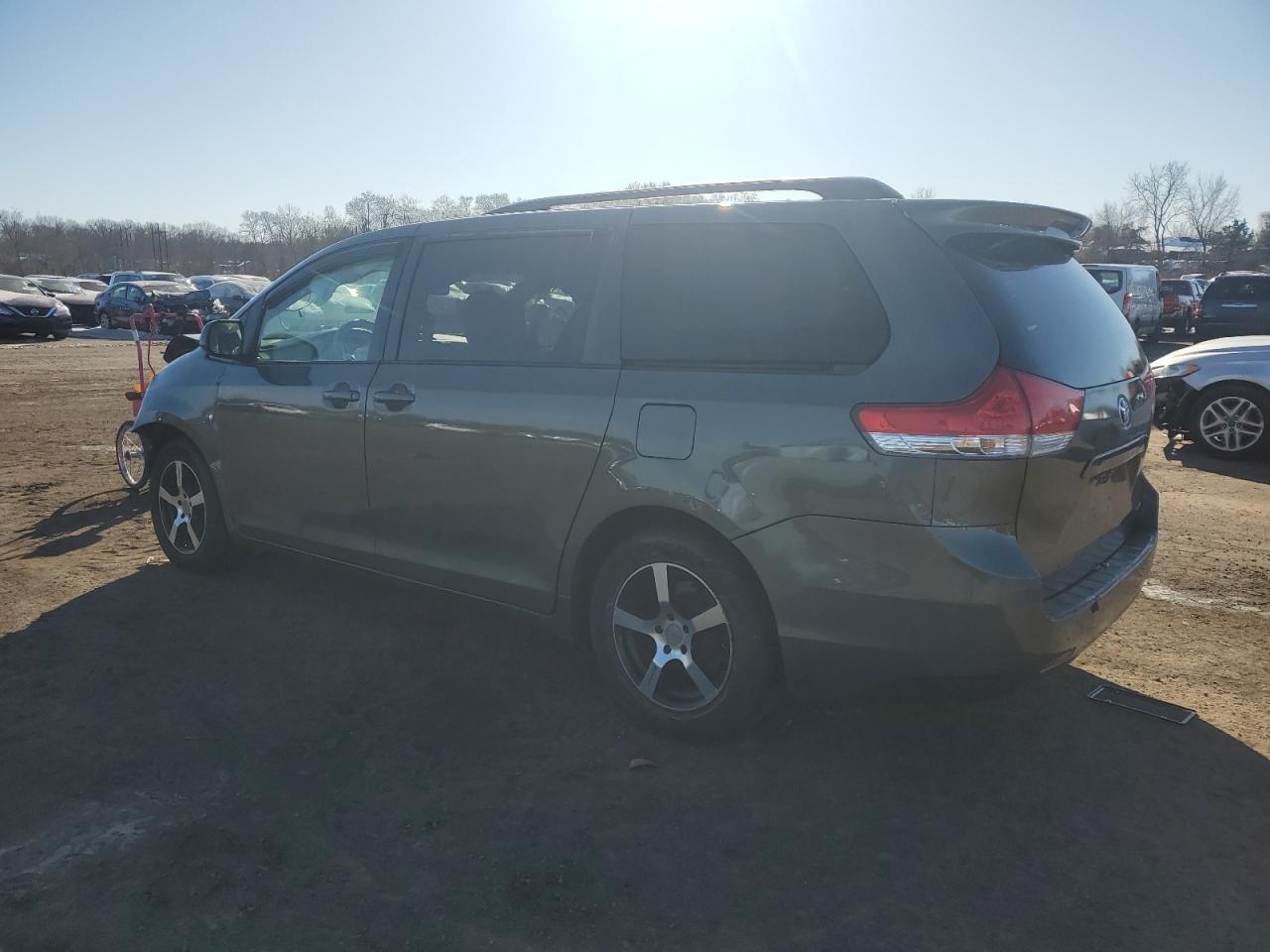 2011 Toyota Sienna Xle - Фото 2