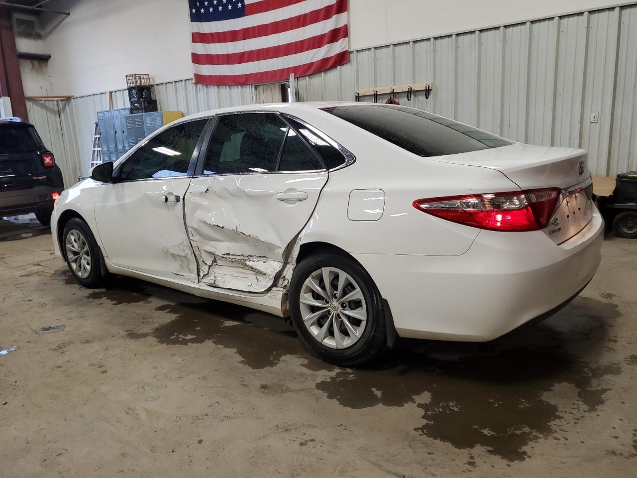 2017 Toyota Camry Le - Фото 2
