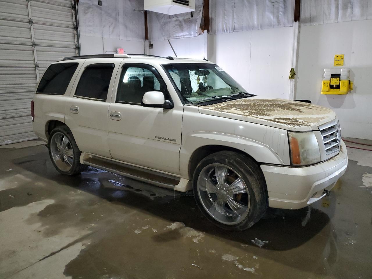 2004 Cadillac Escalade Luxury - Image 4