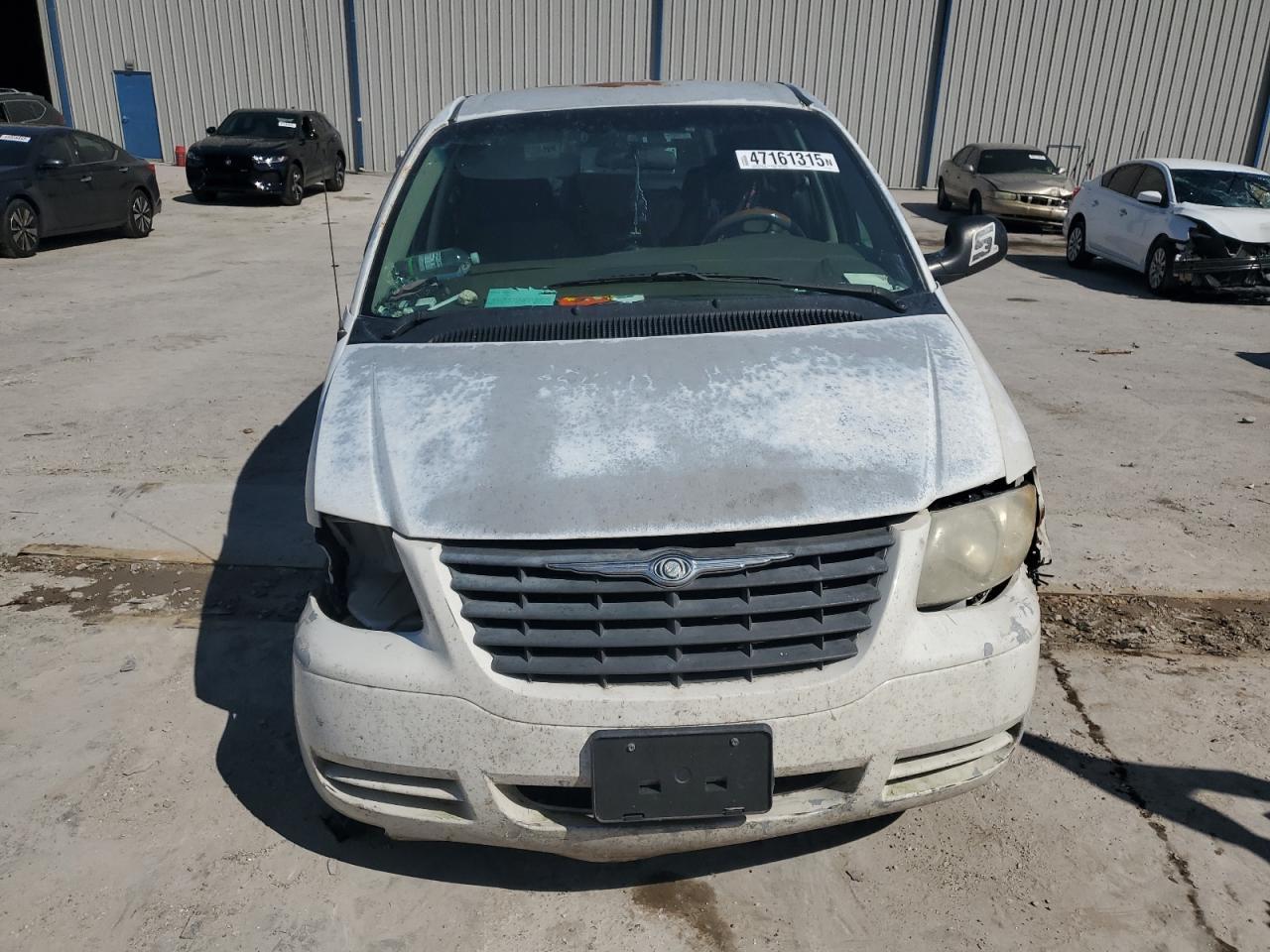 2005 Chrysler Town & Country - Фото 5