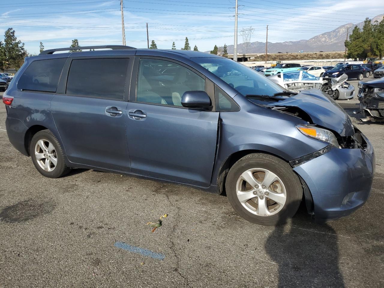 2017 Toyota Sienna Le - Фото 4