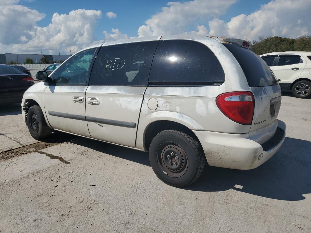 2005 Chrysler Town & Country - Фото 2