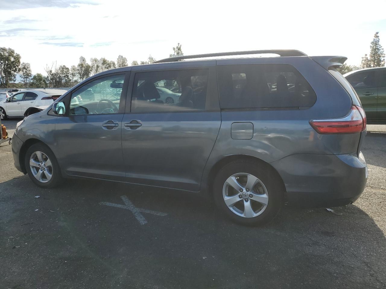 2017 Toyota Sienna Le - Фото 2