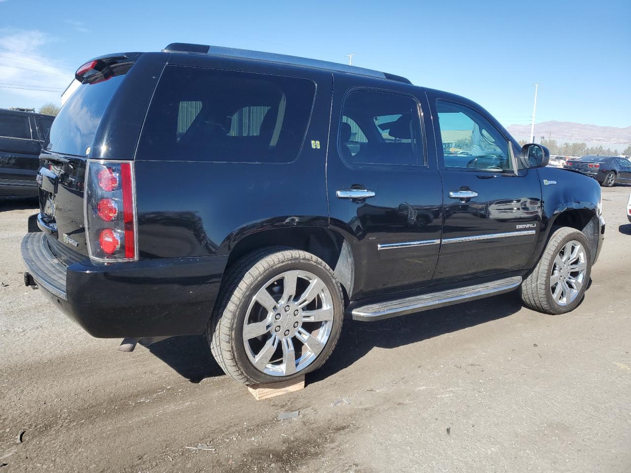 2012 GMC Yukon Denali Hybrid - Image 3
