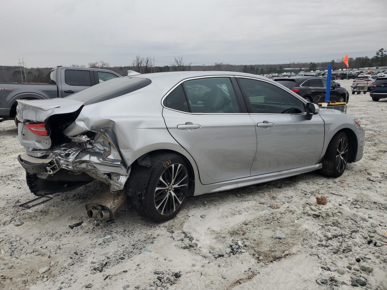 2020 Toyota Camry Se - Фото 3