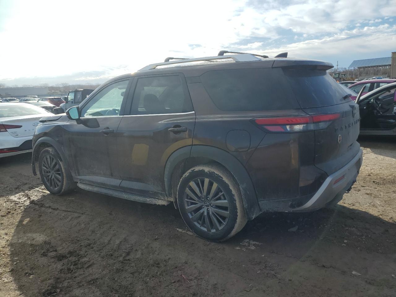 2022 Nissan Pathfinder Sl - Фото 2