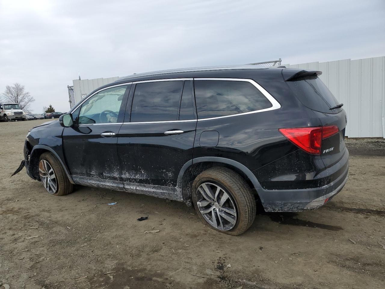 2017 Honda Pilot Touring - Image 2