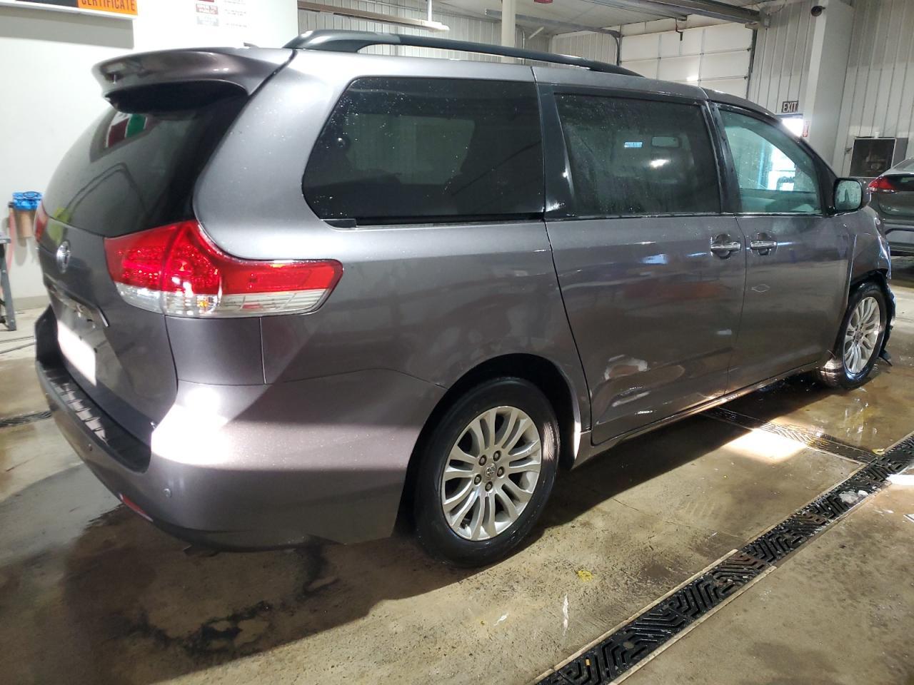 2011 Toyota Sienna Xle - Фото 3