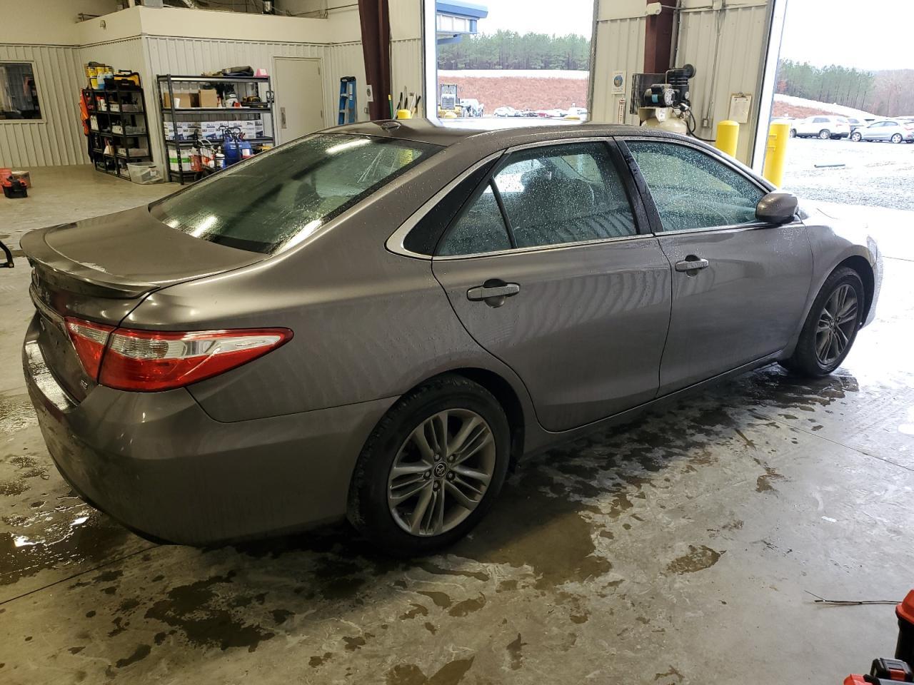 2015 Toyota Camry Le - Фото 3