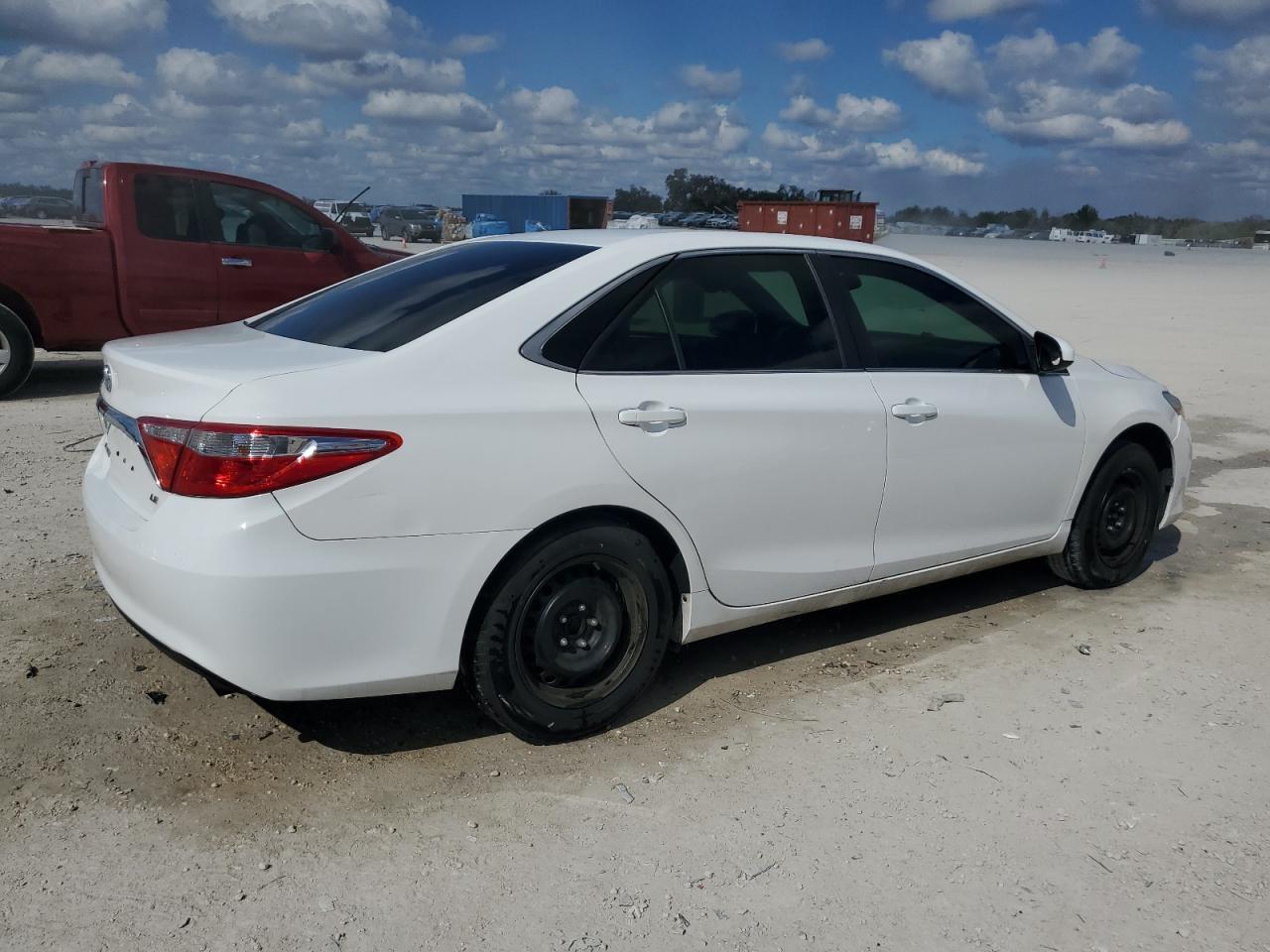 2017 Toyota Camry Le - Фото 3