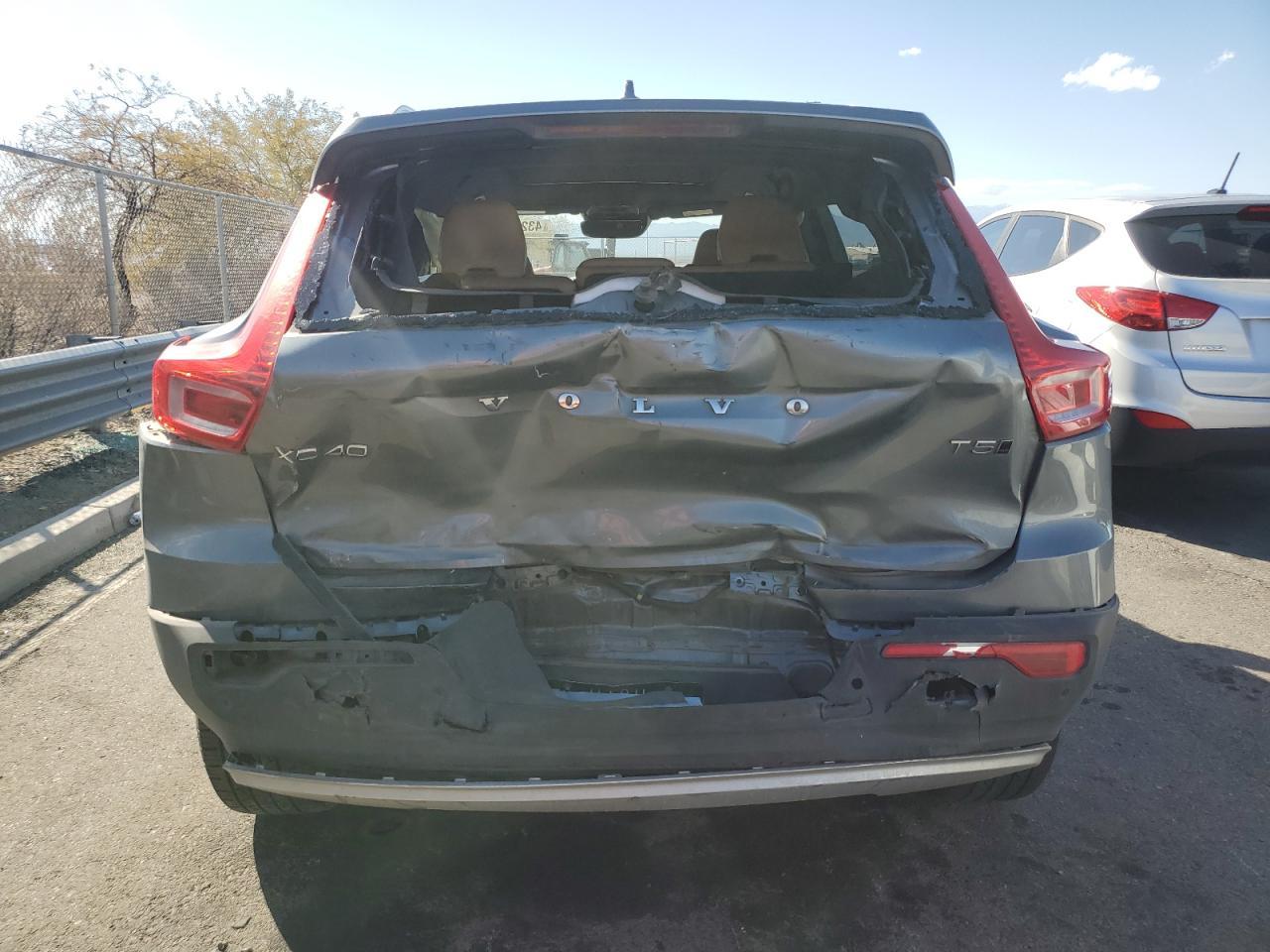 2019 Volvo Xc40 T5 Momentum - Image 6