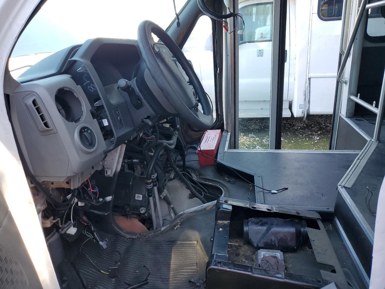 2016 Ford Econoline E450 Super Duty Cutaway Van - Фото 7