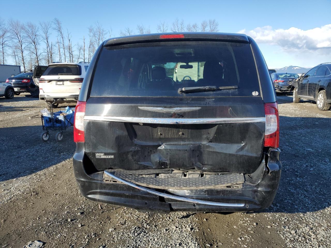 2012 Chrysler Town & Country Touring L - Image 6