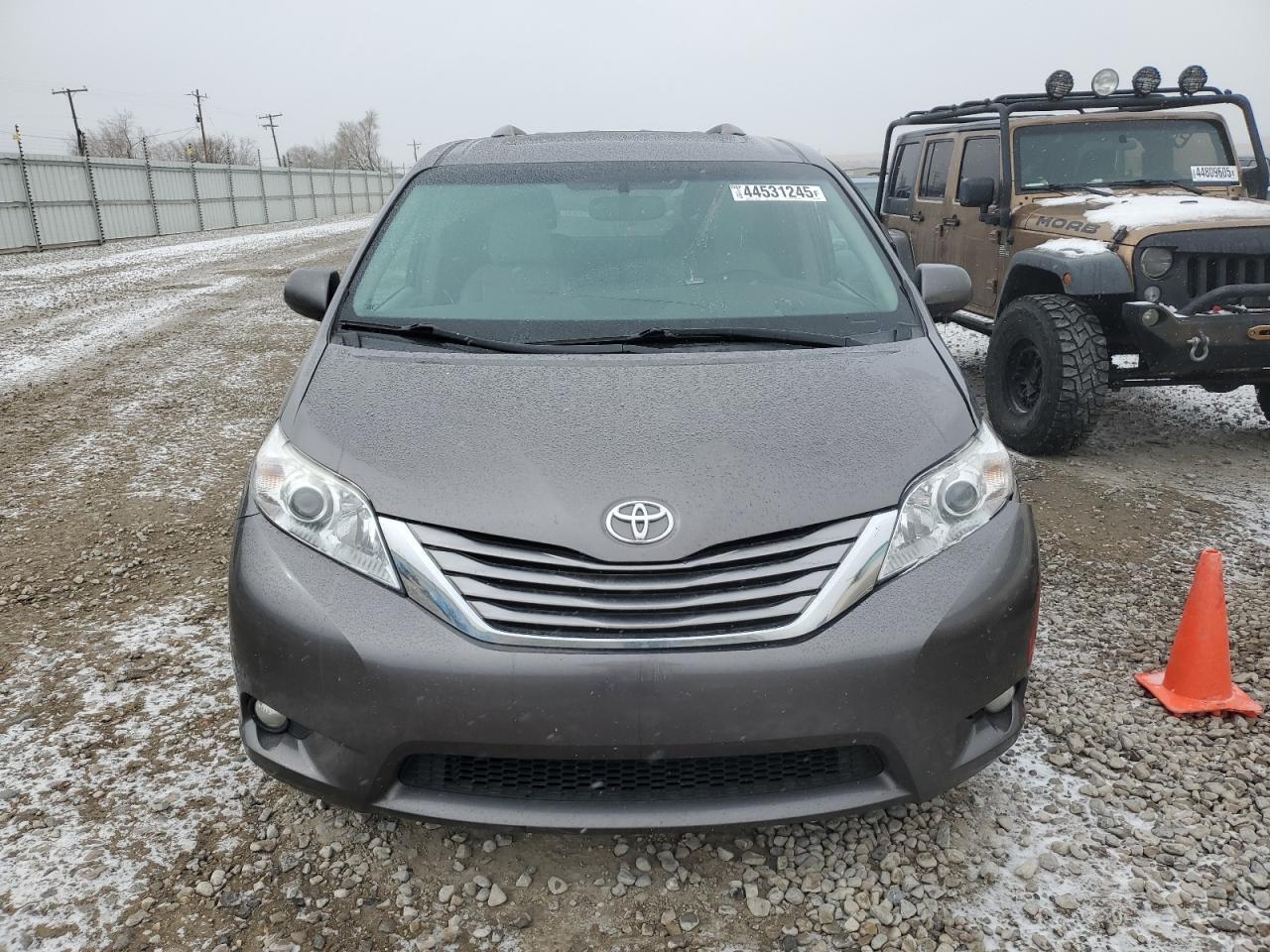 2017 Toyota Sienna Xle - Image 5