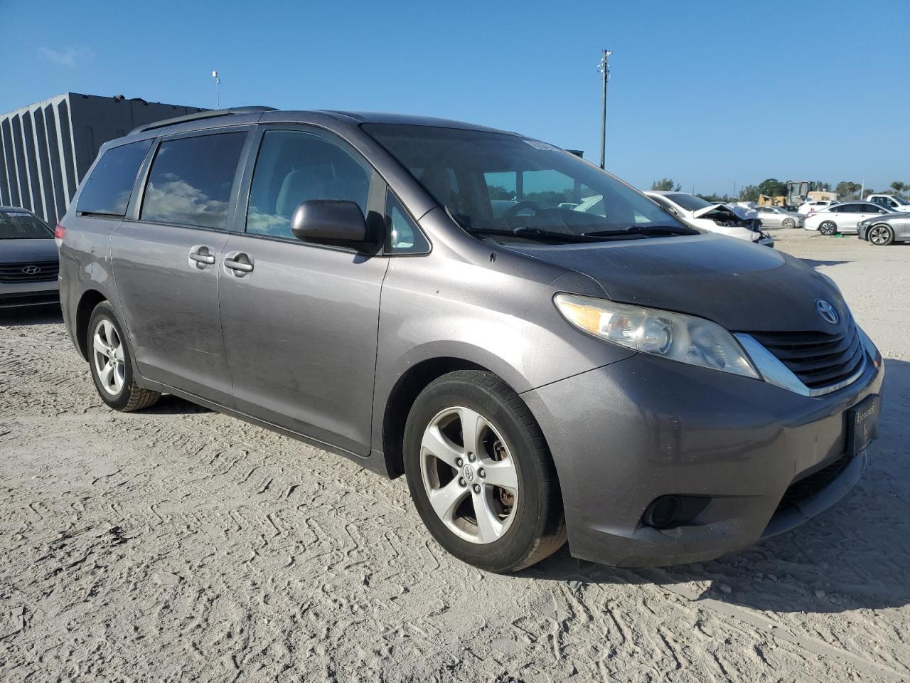 2011 Toyota Sienna Le - Фото 4