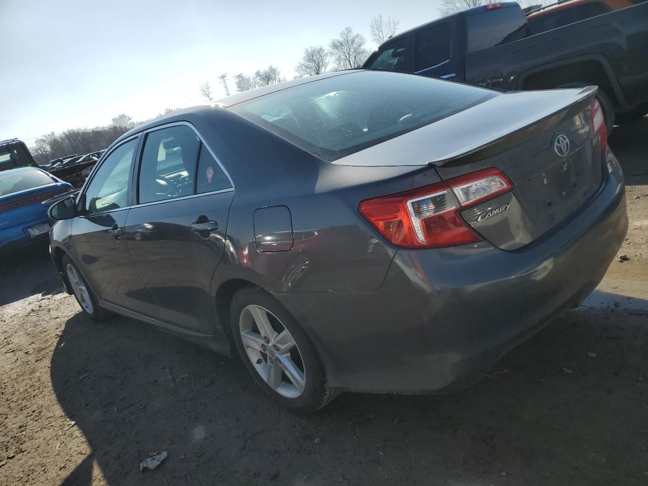 2014 Toyota Camry L - Фото 2