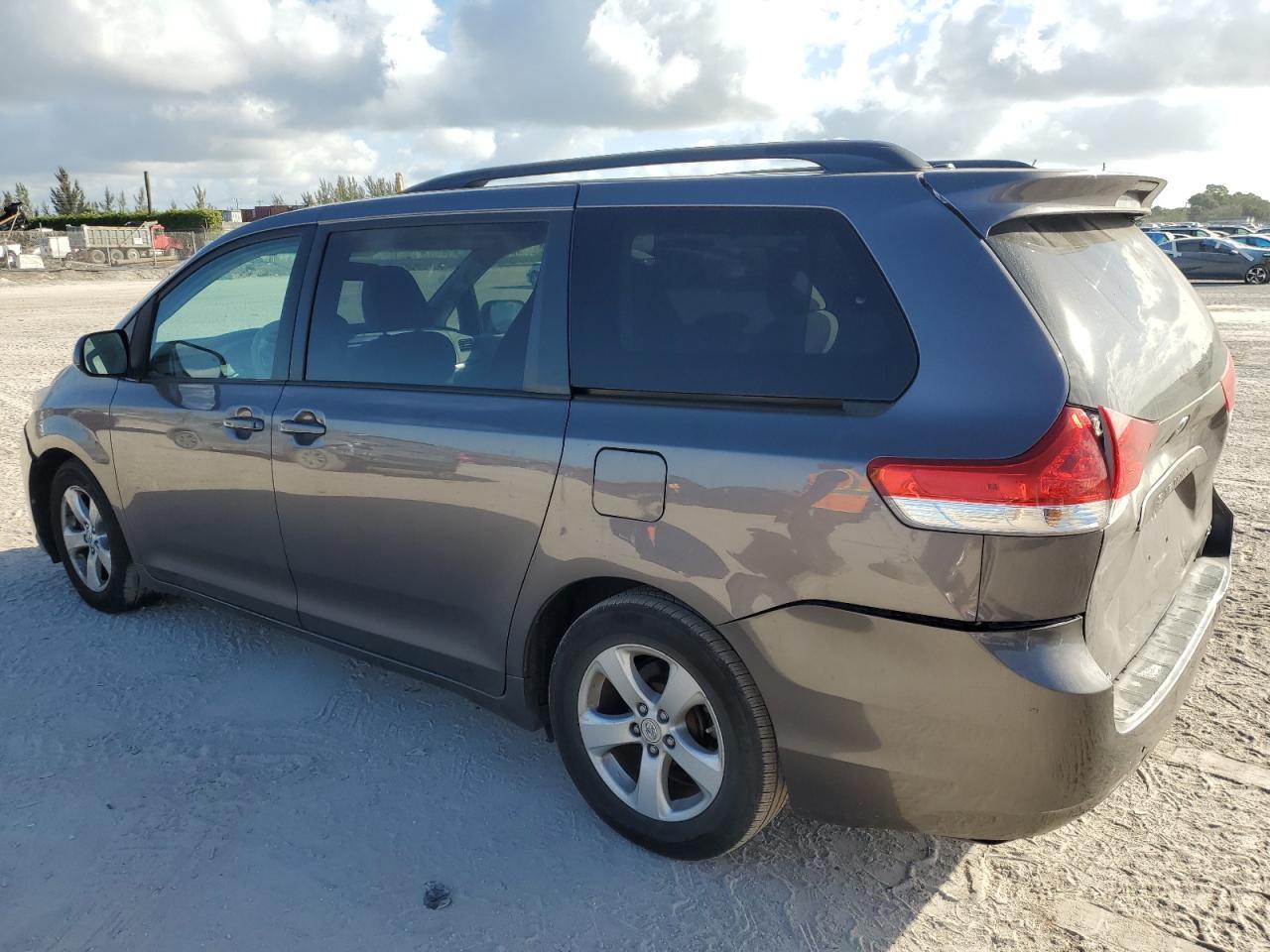 2011 Toyota Sienna Le - Фото 2