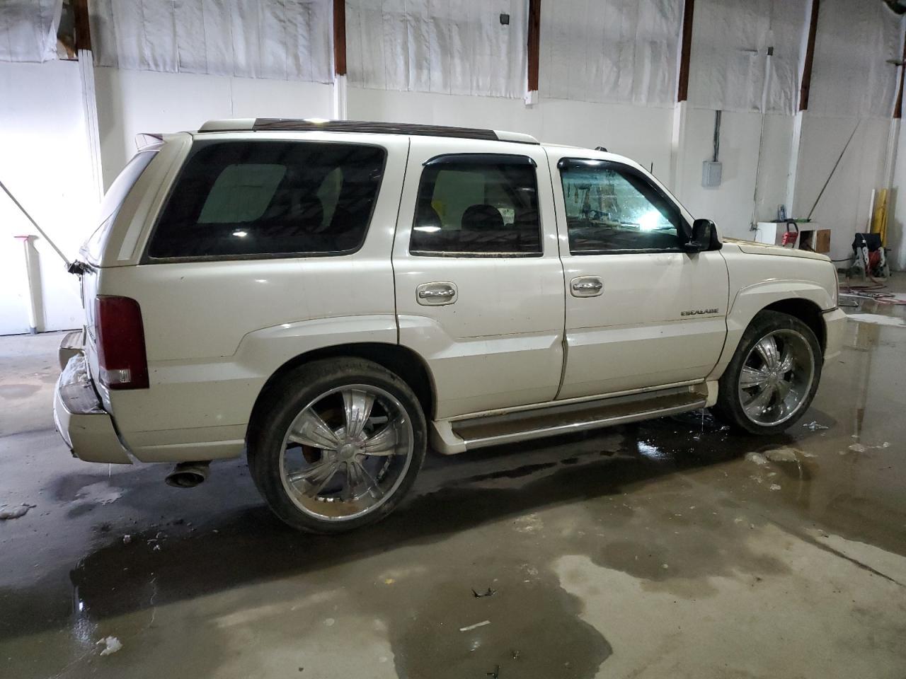 2004 Cadillac Escalade Luxury - Image 3