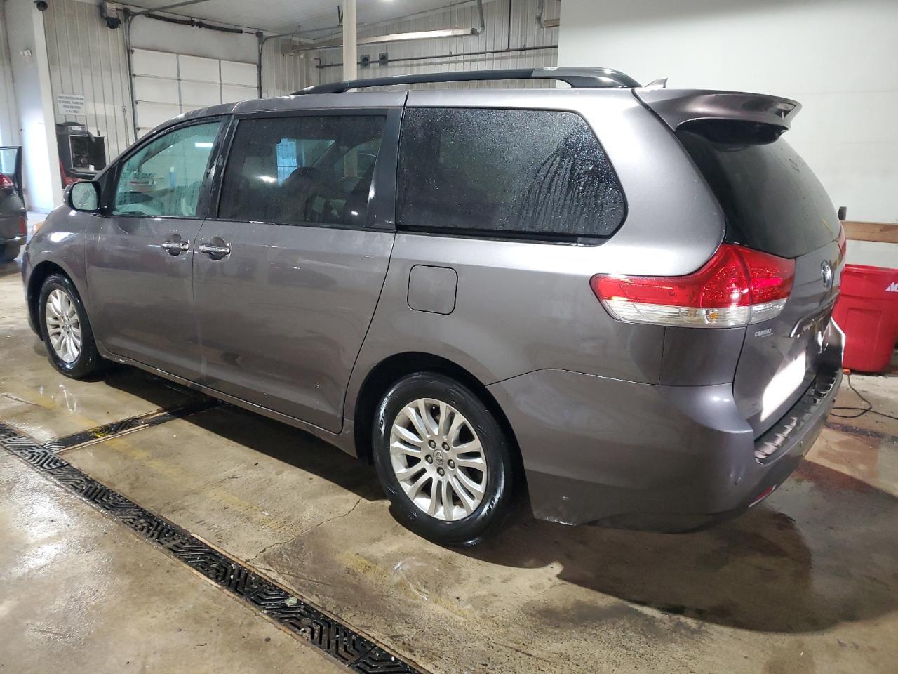 2011 Toyota Sienna Xle - Фото 2