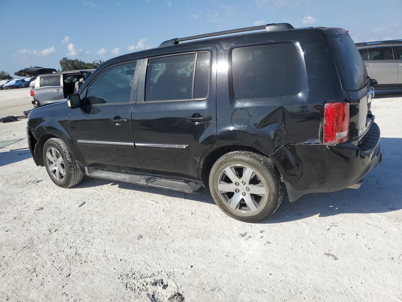 2015 Honda Pilot Touring - Image 2