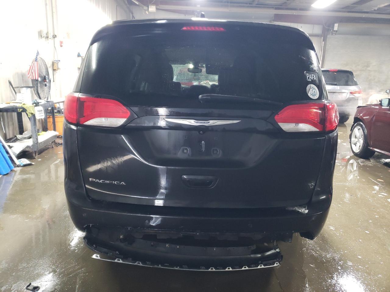 2017 Chrysler Pacifica Touring L - Фото 6