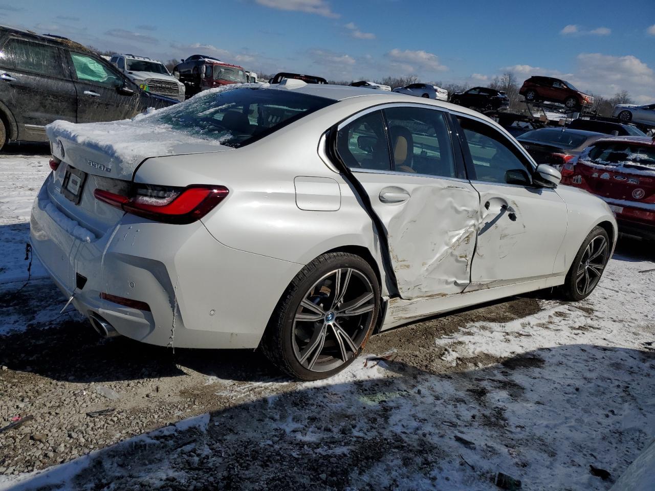 2024 BMW 330Xe - Фото 3