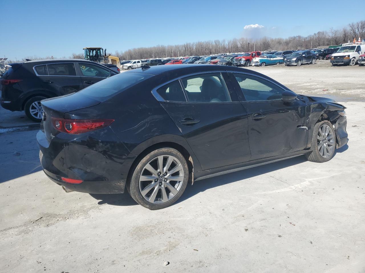 2022 Mazda 3 Premium - Фото 3