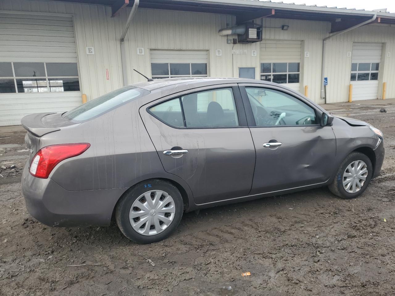 2015 Nissan Versa S - Фото 3
