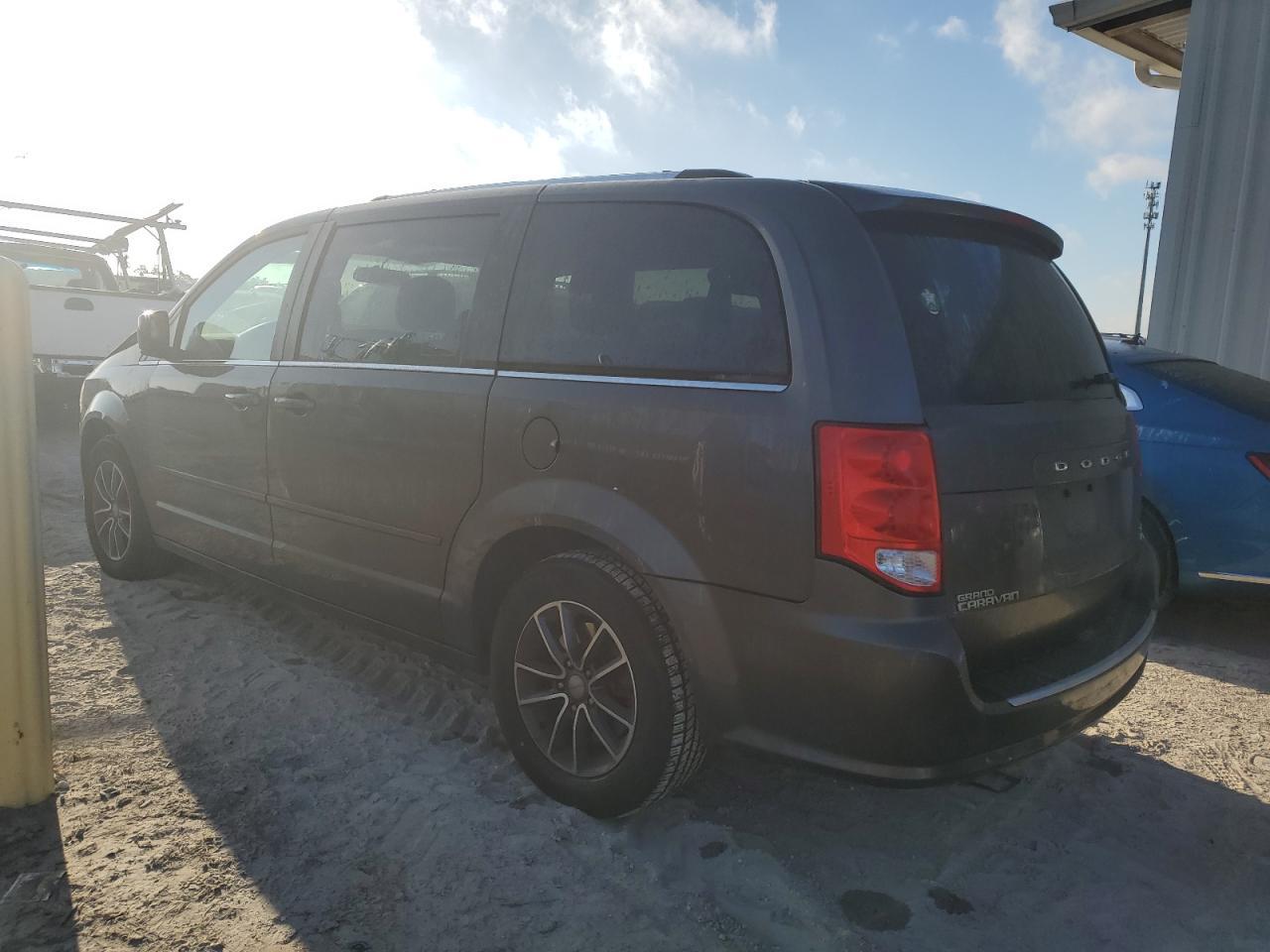 2017 Dodge Grand Caravan Sxt - Image 2