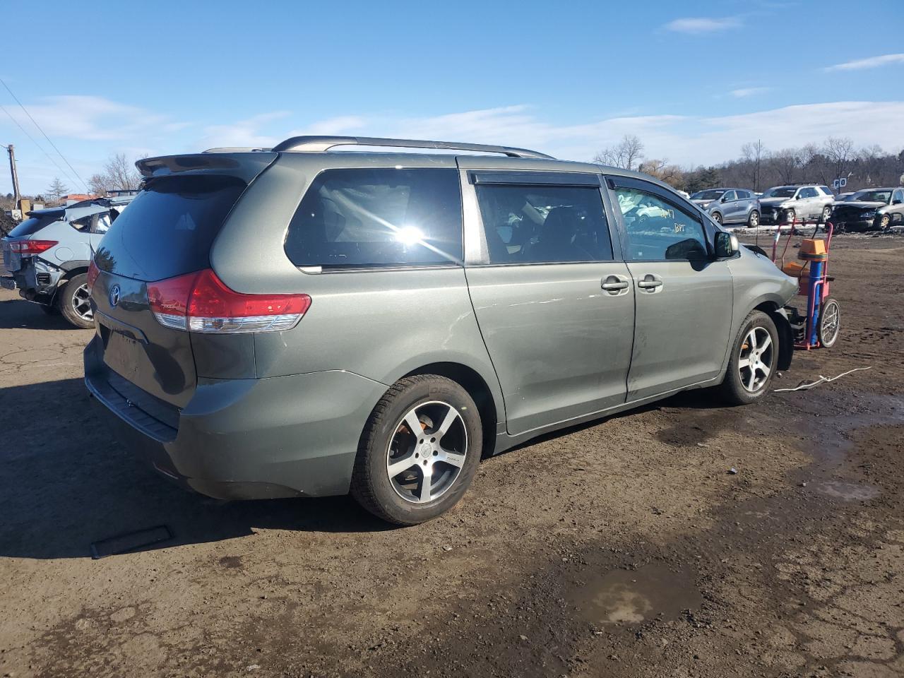 2011 Toyota Sienna Xle - Фото 3