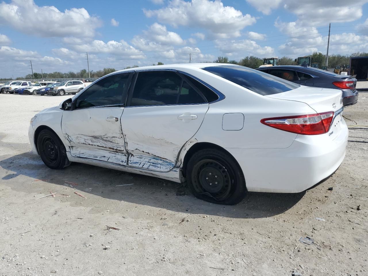 2017 Toyota Camry Le - Фото 2