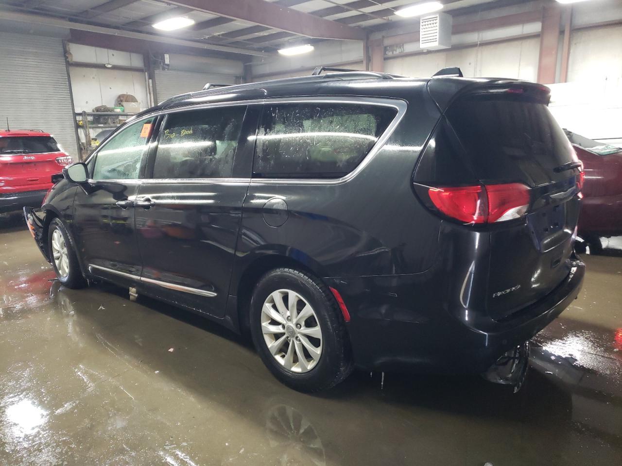 2017 Chrysler Pacifica Touring L - Фото 2