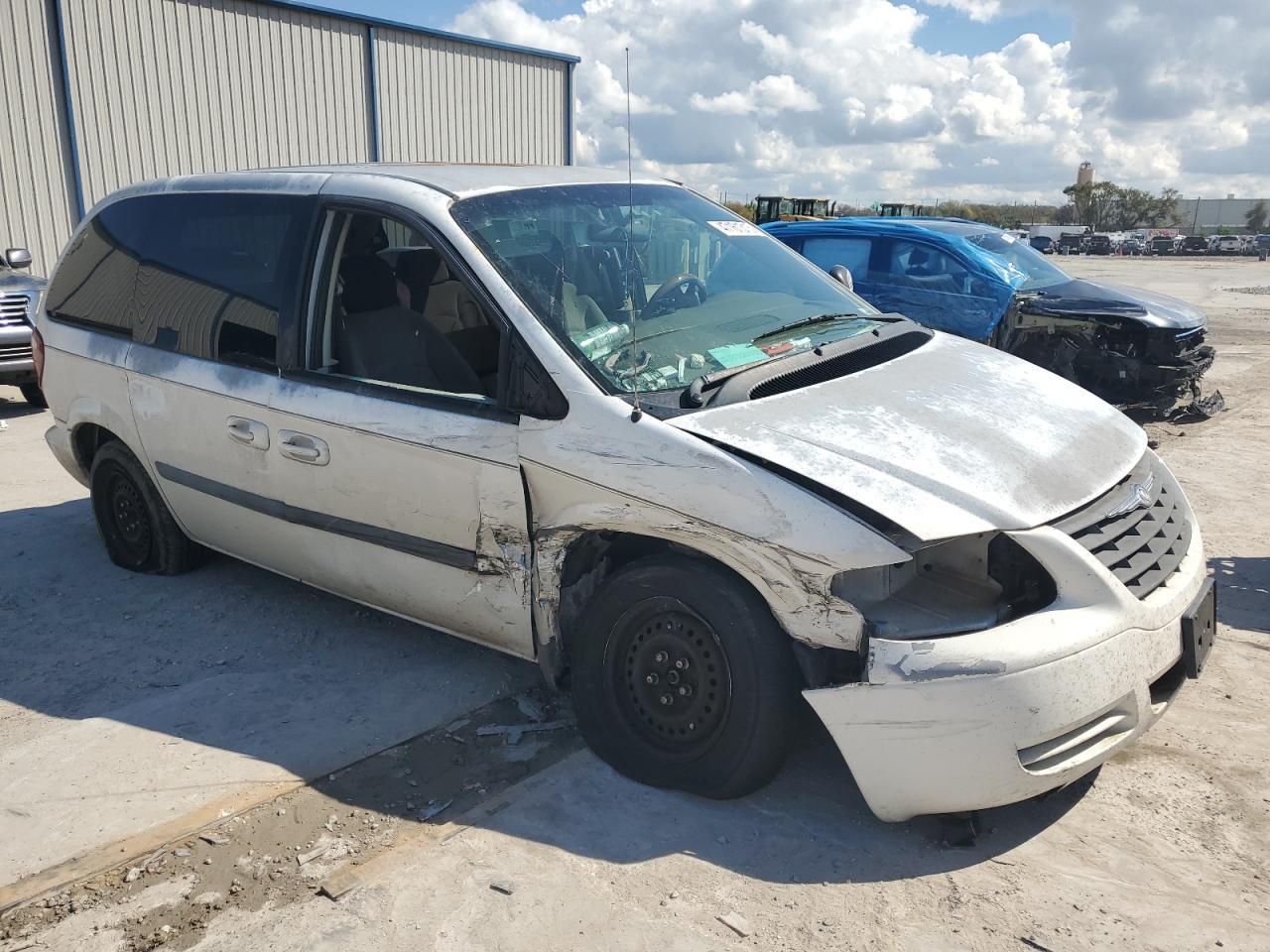 2005 Chrysler Town & Country - Фото 4