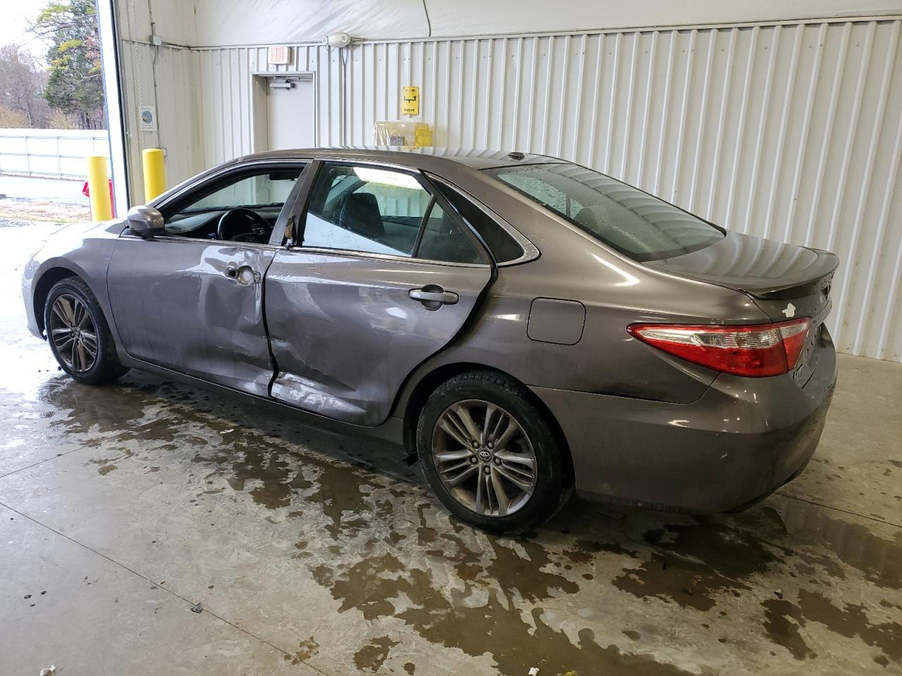 2015 Toyota Camry Le - Фото 2