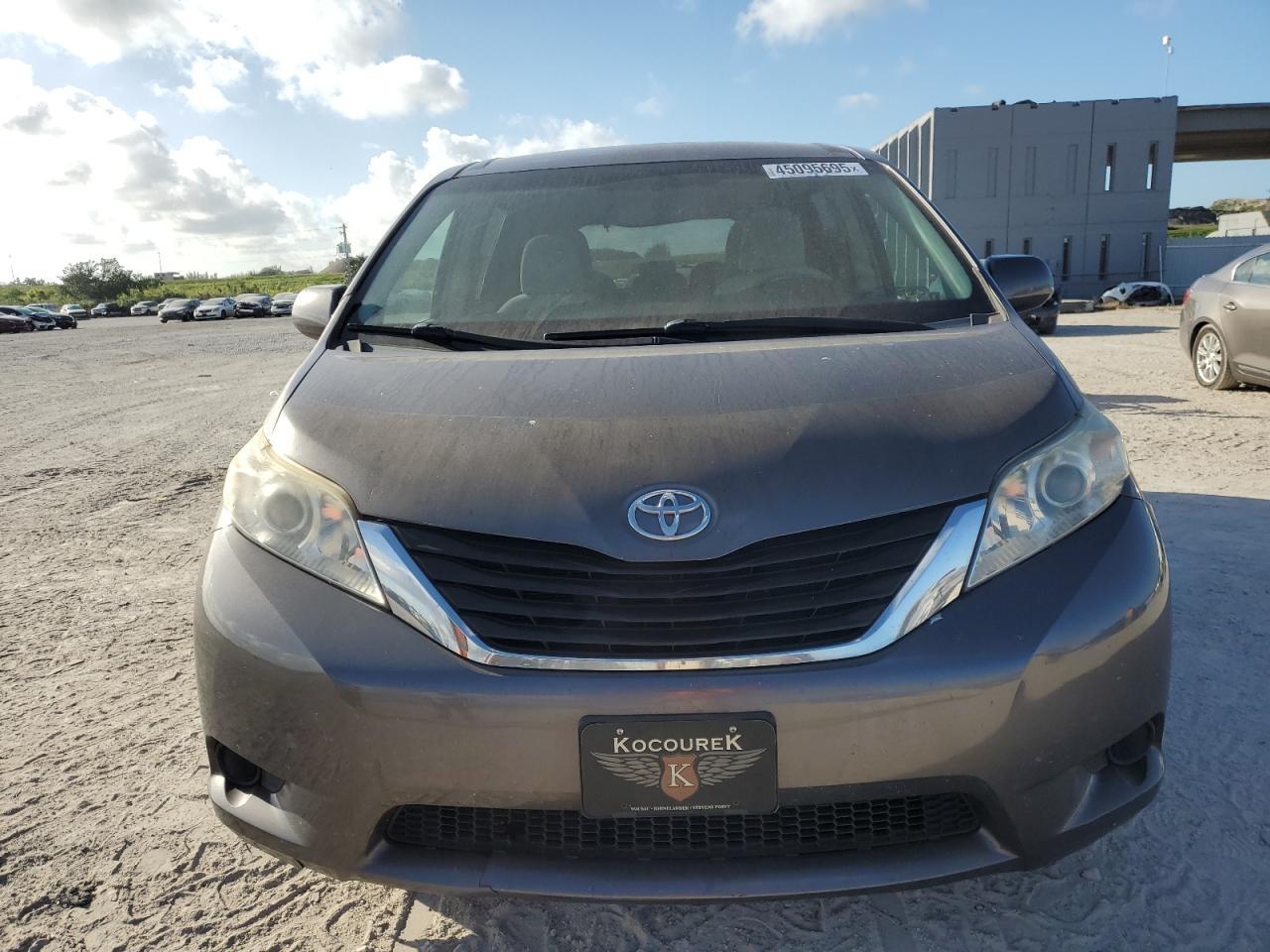 2011 Toyota Sienna Le - Фото 5