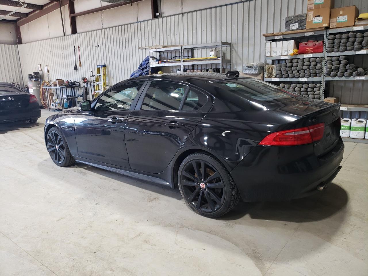 2017 Jaguar Xe - Фото 2