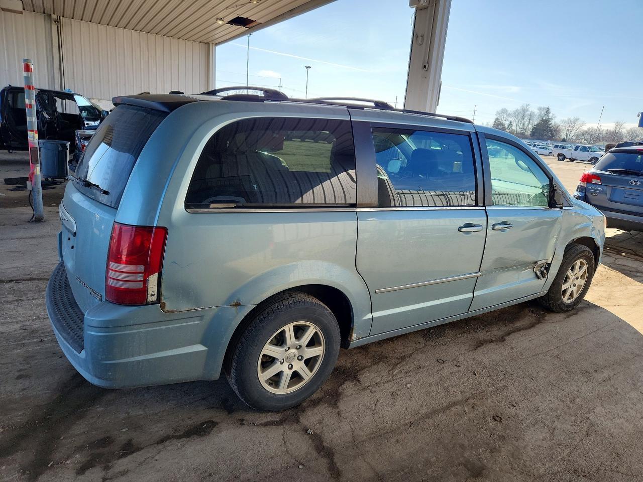 2010 Chrysler Town & Country Touring Plus - Фото 3