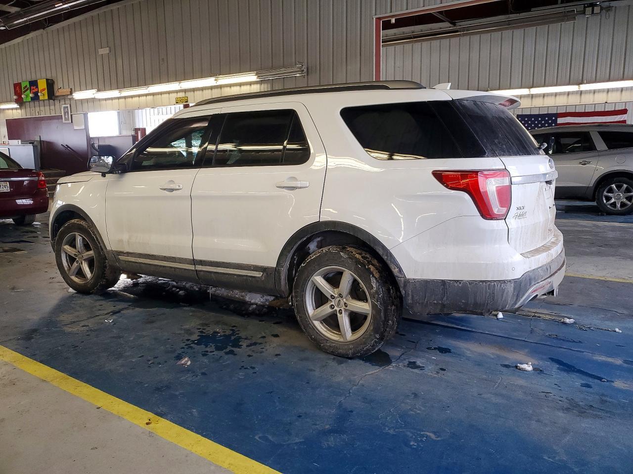 2016 Ford Explorer Xlt - Image 2