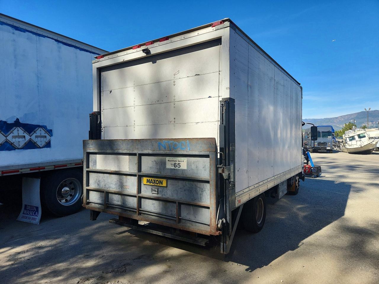 2011 Isuzu Npr Hd Box Truck - Фото 3