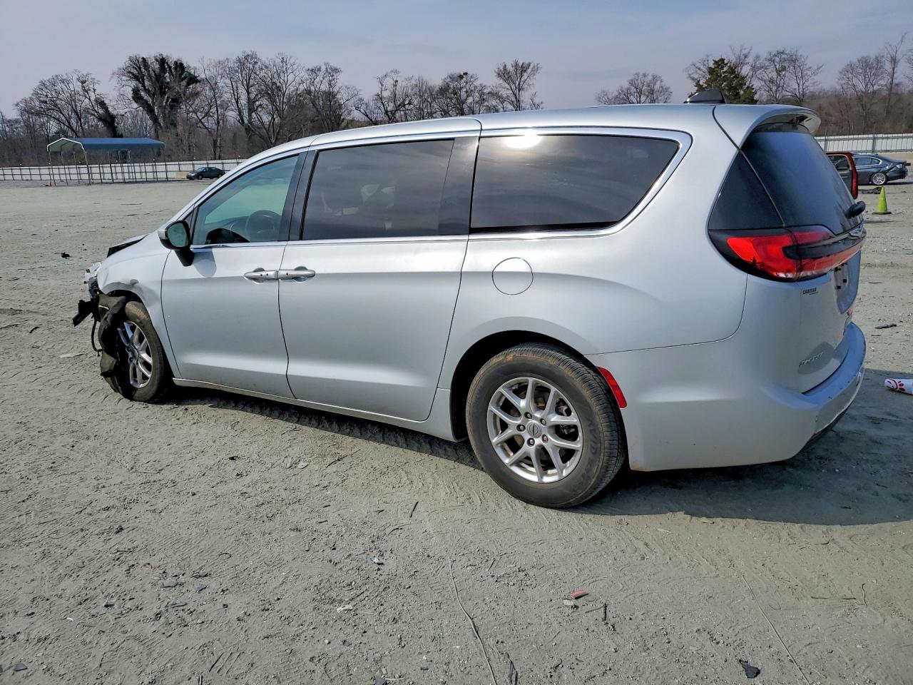2023 Chrysler Pacifica Touring L - Image 2