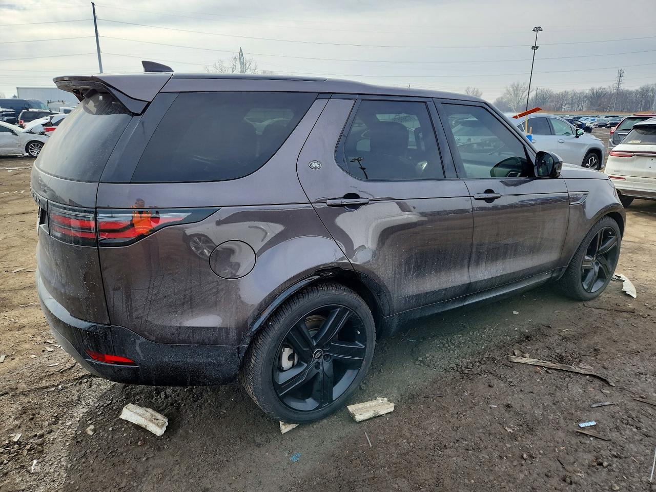 2022 Land Rover Discovery S R-Dynamic - Image 3