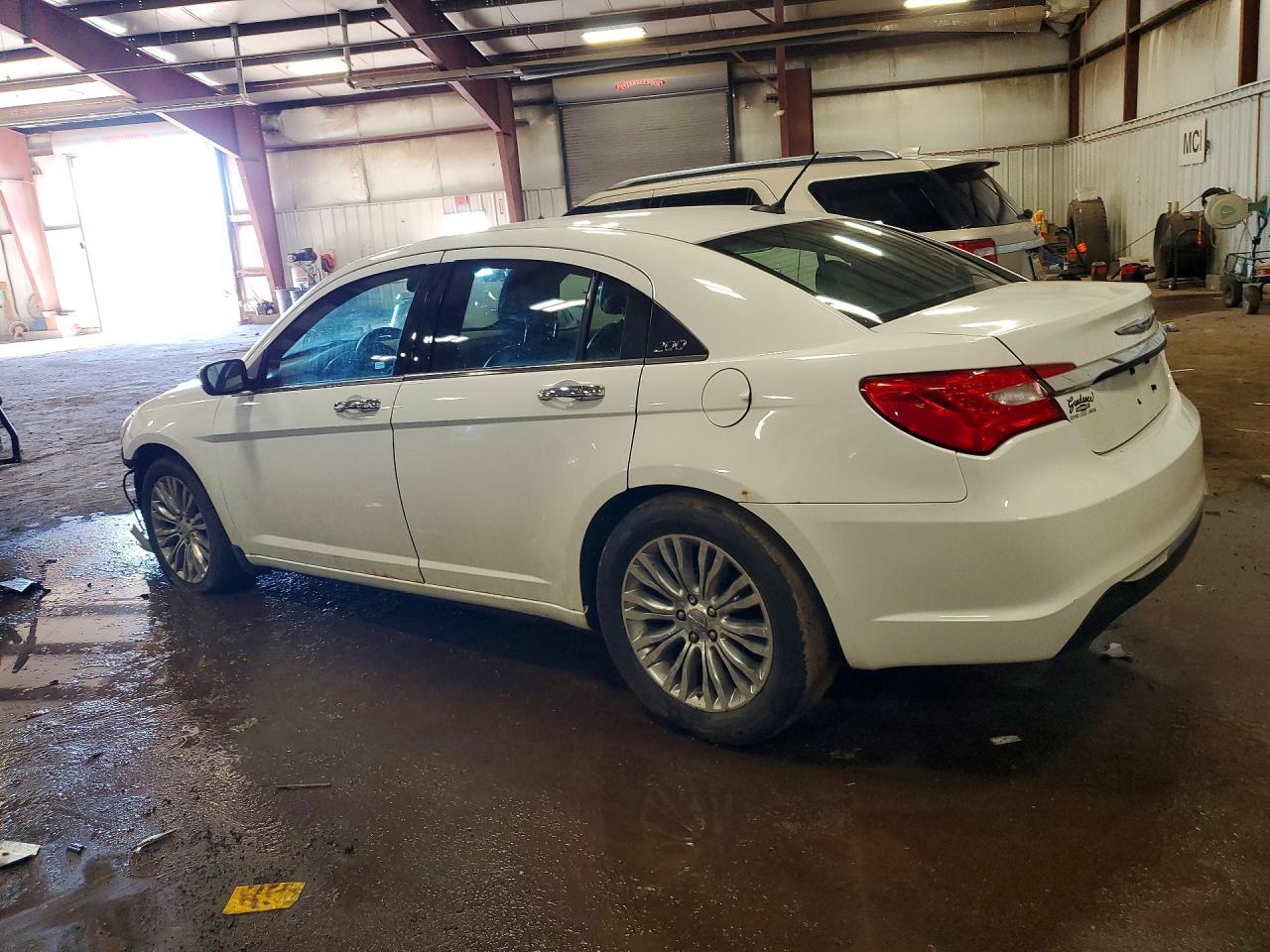 2014 Chrysler 200 Limited - Фото 2