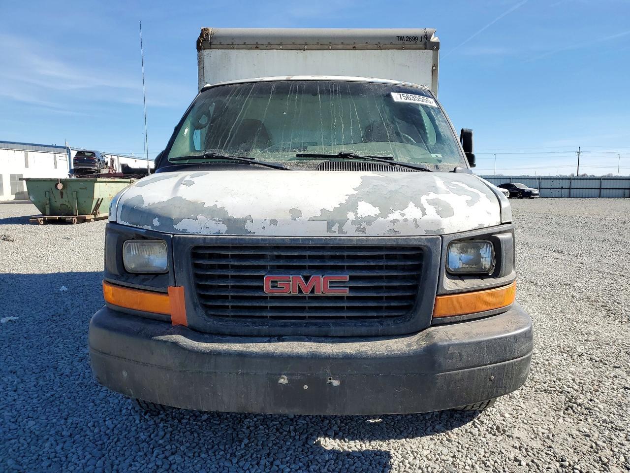 2004 GMC Savana Box Truck - Фото 5