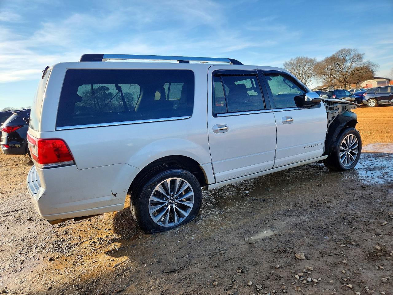 2015 Lincoln Navigator L - Image 3